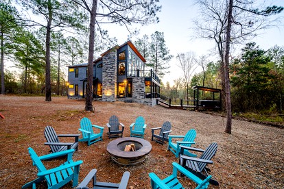 Contemporary Coziness Cabin in Hochatown, OK - Hochatown, Oklahoma - glamping.directory