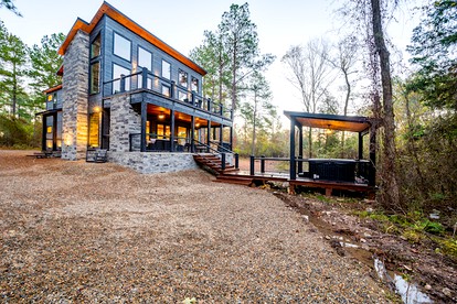 Contemporary Coziness Cabin in Hochatown, OK - glamping.directory