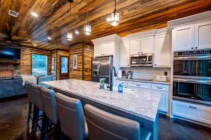 Contemporary Coziness Cabin in Hochatown, OK - Hochatown, Oklahoma - glamping.directory