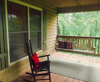 Charming Woodland Cabin Perfect for a Hiking Trip in Dahlonega, Georgia - Dahlonega, Georgia - glamping.directory