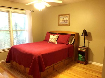 Charming Woodland Cabin Perfect for a Hiking Trip in Dahlonega, Georgia - Dahlonega, Georgia - glamping.directory