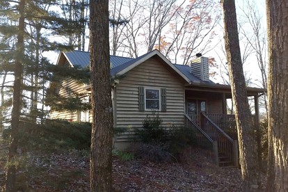 Charming Woodland Cabin Perfect for a Hiking Trip in Dahlonega, Georgia - glamping.directory