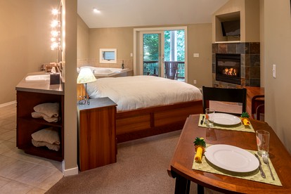 Private Romantic Getaway with Fireplace and Lovely Forest Views in Holland, Michigan - Holland, Michigan - glamping.directory
