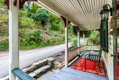 Enchanting Victorian Cottage Just Steps From All the Major Sites in Harpers Ferry, WV - Harpers Ferry, West Virginia - glamping.directory