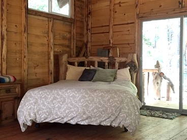 Romantic Trinity Cabin Getaway with Lovely Woodland Views in Nevada City, California - Nevada City, California - glamping.directory
