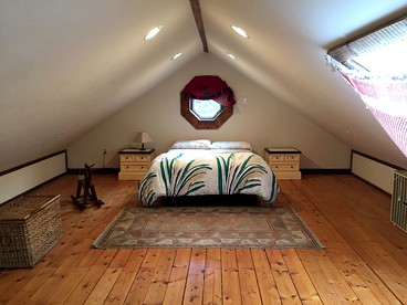 Romantic Streamside Barn Rental with Hot Tub in Heart of Woodstock, New York - Mount Tremper, New York - glamping.directory