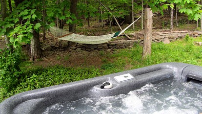Romantic Streamside Barn Rental with Hot Tub in Heart of Woodstock, New York - Mount Tremper, New York - glamping.directory