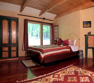 Romantic Streamside Barn Rental with Hot Tub in Heart of Woodstock, New York - Mount Tremper, New York - glamping.directory