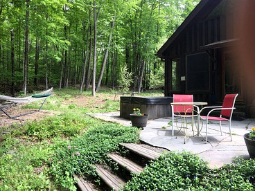 Romantic Streamside Barn Rental with Hot Tub in Heart of Woodstock, New York - Mount Tremper, New York - glamping.directory