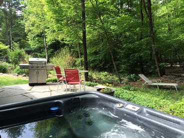 Romantic Streamside Barn Rental with Hot Tub in Heart of Woodstock, New York - Mount Tremper, New York - glamping.directory