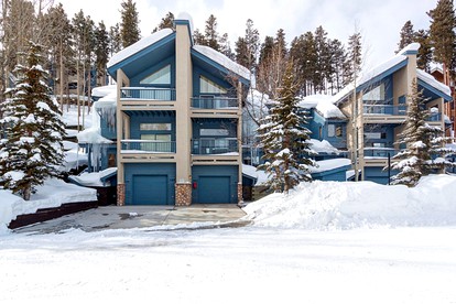 Luxurious Accommodation with a Hot Tub for a Mountain Getaway in Breckenridge, Colorado - glamping.directory