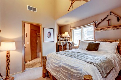 Luxurious Accommodation with a Hot Tub for a Mountain Getaway in Breckenridge, Colorado - Breckenridge, Colorado - glamping.directory