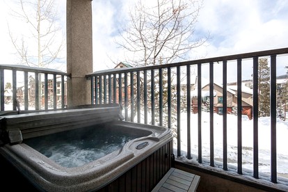 Luxurious Accommodation with a Hot Tub for a Mountain Getaway in Breckenridge, Colorado - Breckenridge, Colorado - glamping.directory