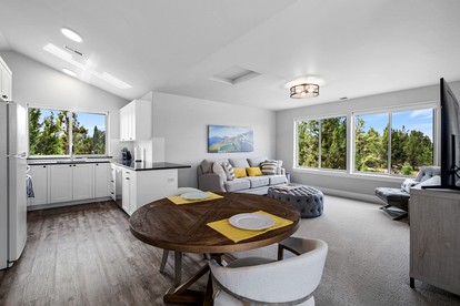 Beautiful Modern Cabin with Pool, Private Deck and Fire Pit in Bend, Oregon - Bend, Oregon - glamping.directory