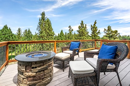 Beautiful Modern Cabin with Pool, Private Deck and Fire Pit in Bend, Oregon - Bend, Oregon - glamping.directory