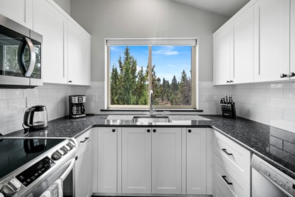 Beautiful Modern Cabin with Pool, Private Deck and Fire Pit in Bend, Oregon - Bend, Oregon - glamping.directory