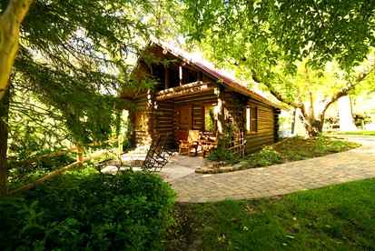 Charming Cabin Rental in Blossoming Garden in Sedona near Red Rock Canyon - glamping.directory