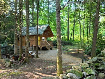 Charming Cabin in the Woods for a Cozy Outdoor Experience Surrounded by Nature in Cosby, Tennessee - Cosby, Tennessee - glamping.directory