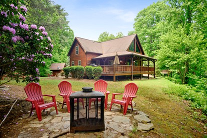 Amazing Lakeside Cabin with Kayaks and Spectacular Views of the Mountains in Butler, Tennessee - Butler, Tennessee - glamping.directory