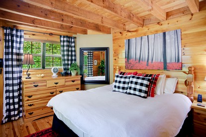 Amazing Lakeside Cabin with Kayaks and Spectacular Views of the Mountains in Butler, Tennessee - Butler, Tennessee - glamping.directory