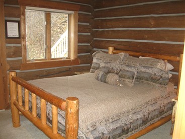 Relaxing Glamping Vacation: Fantastic Log Cabin in Darby, MT - Darby, Montana - glamping.directory
