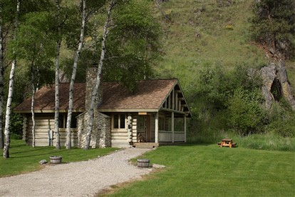 Relaxing Glamping Vacation: Fantastic Log Cabin in Darby, MT - glamping.directory