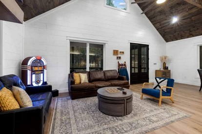 Luxury Cabin with Private Hot Tub, Infrared Sauna & Vintage Jukebox Near Broken Bow, OK - Broken Bow, Oklahoma - glamping.directory