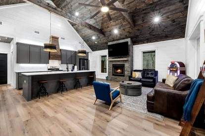 Luxury Cabin with Private Hot Tub, Infrared Sauna & Vintage Jukebox Near Broken Bow, OK - Broken Bow, Oklahoma - glamping.directory