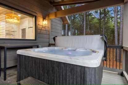 Luxury Cabin with Private Hot Tub, Infrared Sauna & Vintage Jukebox Near Broken Bow, OK - Broken Bow, Oklahoma - glamping.directory
