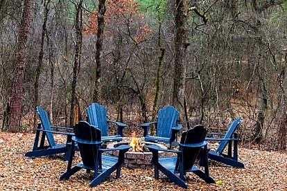 Luxury Cabin with Private Hot Tub, Infrared Sauna & Vintage Jukebox Near Broken Bow, OK - Broken Bow, Oklahoma - glamping.directory