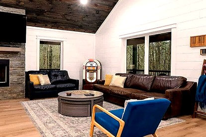 Luxury Cabin with Private Hot Tub, Infrared Sauna & Vintage Jukebox Near Broken Bow, OK - Broken Bow, Oklahoma - glamping.directory