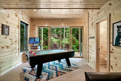 Delightful Cabin Amazing for Families with Private Porch in Tennessee - Sevierville, Tennessee - glamping.directory