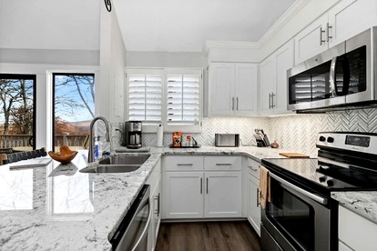 Scenic Ski-In/Ski-Out Mountain Retreat Near Wintergreen Resort, Wintergreen VA - Wintergreen Resort, Virginia - glamping.directory