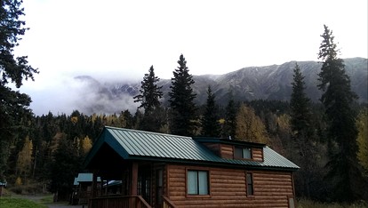 Family Cabin with Mountain Views in Alaska - glamping.directory