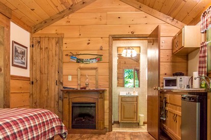 Treehouse Cabin in Riverton, WV - US, West Virginia - glamping.directory