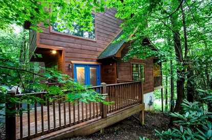 Idyllic Rental Cabin with Hot Tub, Deck, and Pool Table near Smoky Mountains and Gatlinburg, Tennessee - Gatlinburg, Tennessee - glamping.directory