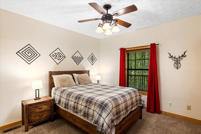 Idyllic Rental Cabin with Hot Tub, Deck, and Pool Table near Smoky Mountains and Gatlinburg, Tennessee - Gatlinburg, Tennessee - glamping.directory