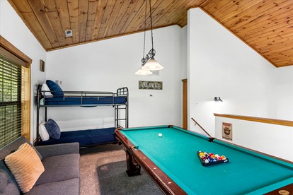 Idyllic Rental Cabin with Hot Tub, Deck, and Pool Table near Smoky Mountains and Gatlinburg, Tennessee - Gatlinburg, Tennessee - glamping.directory