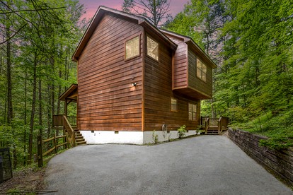 Idyllic Rental Cabin with Hot Tub, Deck, and Pool Table near Smoky Mountains and Gatlinburg, Tennessee - glamping.directory