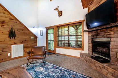 Idyllic Rental Cabin with Hot Tub, Deck, and Pool Table near Smoky Mountains and Gatlinburg, Tennessee - Gatlinburg, Tennessee - glamping.directory