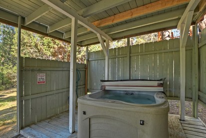Cozy Mountain Cabin with Outdoor Spa, Bar, and Pool Table Near Big Bear Lake, CA - Big Bear Lake, California - glamping.directory