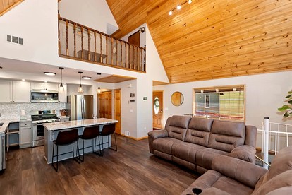 Cozy Mountain Cabin with Outdoor Spa, Bar, and Pool Table Near Big Bear Lake, CA - Big Bear Lake, California - glamping.directory