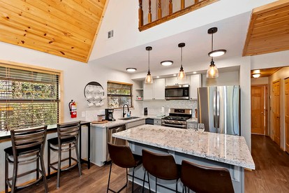 Cozy Mountain Cabin with Outdoor Spa, Bar, and Pool Table Near Big Bear Lake, CA - Big Bear Lake, California - glamping.directory