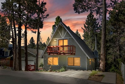 Cozy Mountain Cabin with Outdoor Spa, Bar, and Pool Table Near Big Bear Lake, CA - glamping.directory