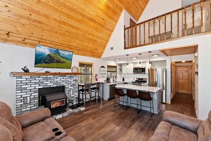 Cozy Mountain Cabin with Outdoor Spa, Bar, and Pool Table Near Big Bear Lake, CA - Big Bear Lake, California - glamping.directory
