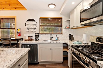 Cozy Mountain Cabin with Outdoor Spa, Bar, and Pool Table Near Big Bear Lake, CA - Big Bear Lake, California - glamping.directory