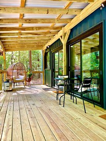 Minimalist Luxury: Fully Equipped Modern Container, Hidden Getaway near Lake Livingston, TX - Polk County, Texas - glamping.directory