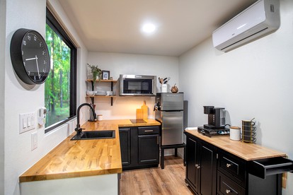 Minimalist Luxury: Fully Equipped Modern Container, Hidden Getaway near Lake Livingston, TX - Polk County, Texas - glamping.directory