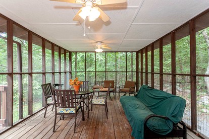 Secluded Mountain Cabin Hideaway near Luray Caverns in Virginia’s Majestic Massanutten Range - Luray, Virginia - glamping.directory