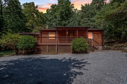 Secluded Mountain Cabin Hideaway near Luray Caverns in Virginia’s Majestic Massanutten Range - glamping.directory